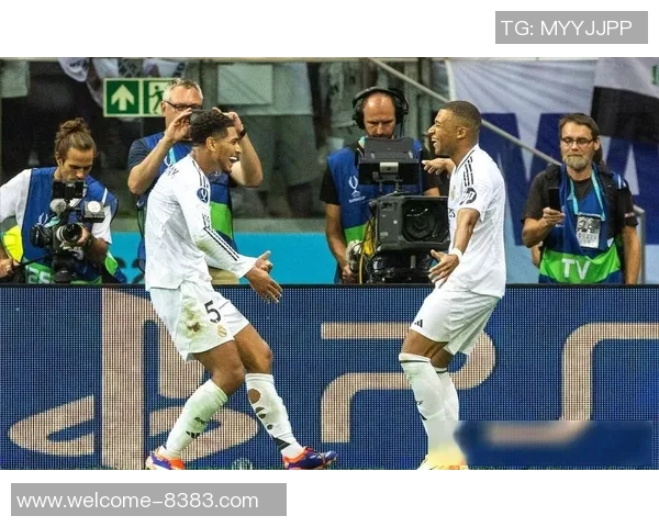 姆巴佩与贝林厄姆共同庆祝荣获FIFPRO最佳阵容奖杯合影留念